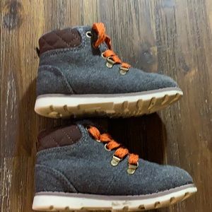 Carter’s sz 6 baby shoes